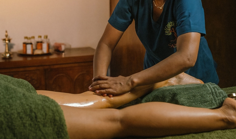 Abhyanga – Herbal Oil Massage & Swedana